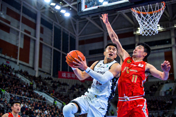 CBA总决赛辽宁队与广东队激烈对抗瞬间